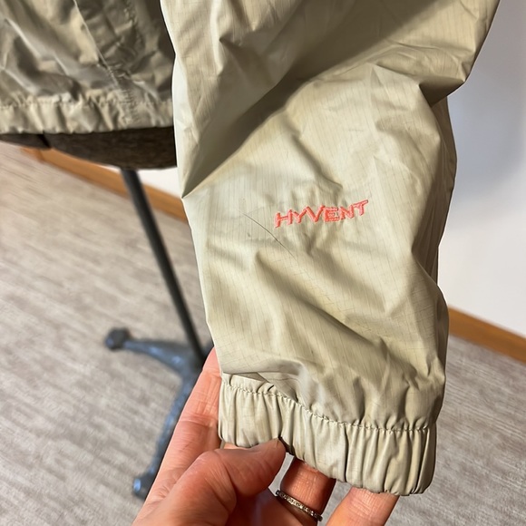 The North Face HyVent windbreaker/shell jacket, light grey/coral pink, Women's L - Picture 6 of 16